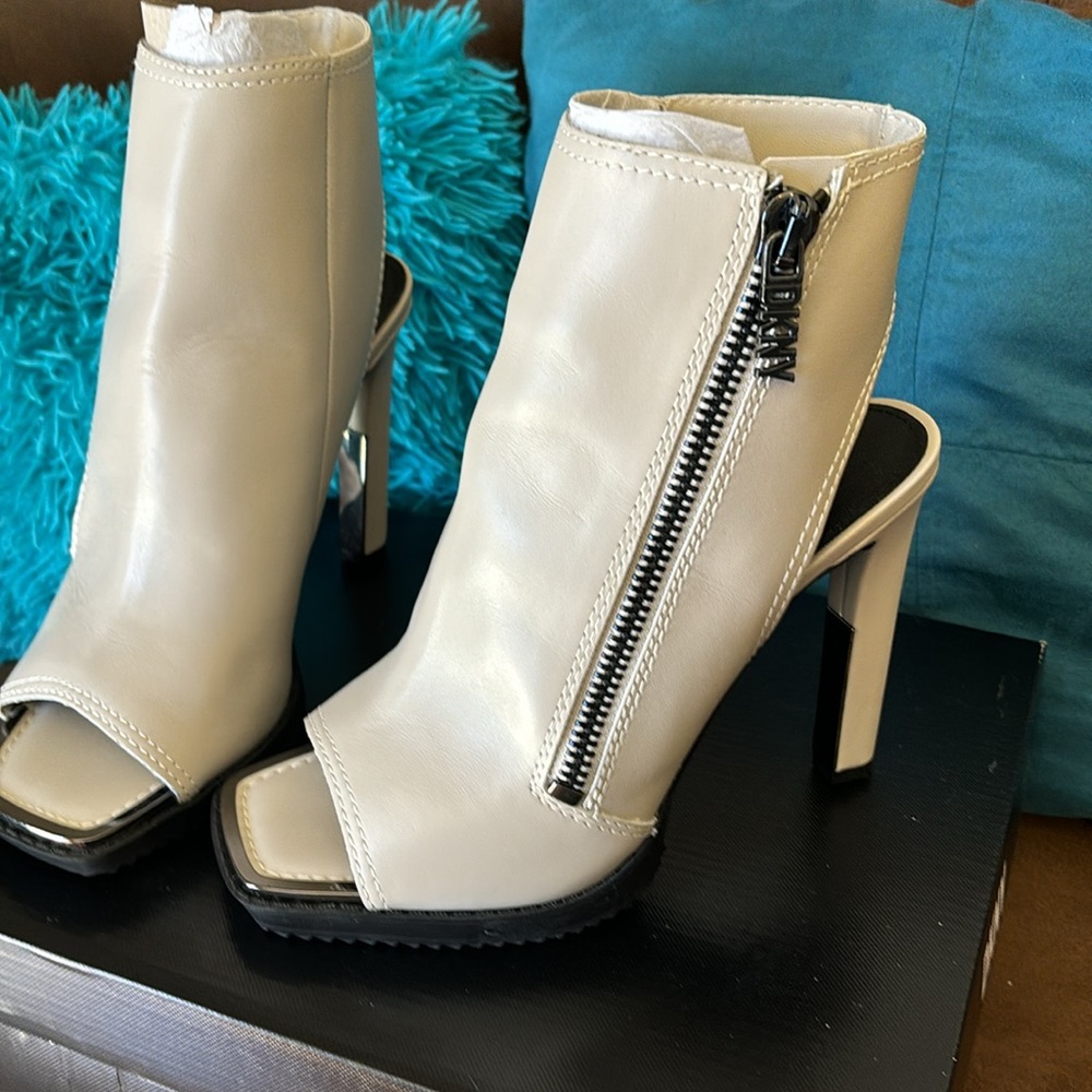 Dkny Malia Leather sandals Sz 9-Bone/Nude - Picture 3 of 6